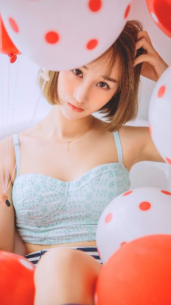 金瓶第1回双乳被吸